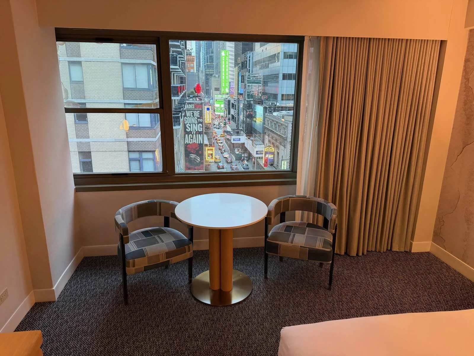 kimpton-theta-new-york-corner-king-room-window-seating-nook