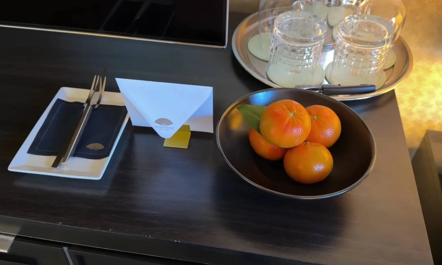 mandarin-oriental-new-york-premier-central-park-view-room-welcome-fruit-amenity