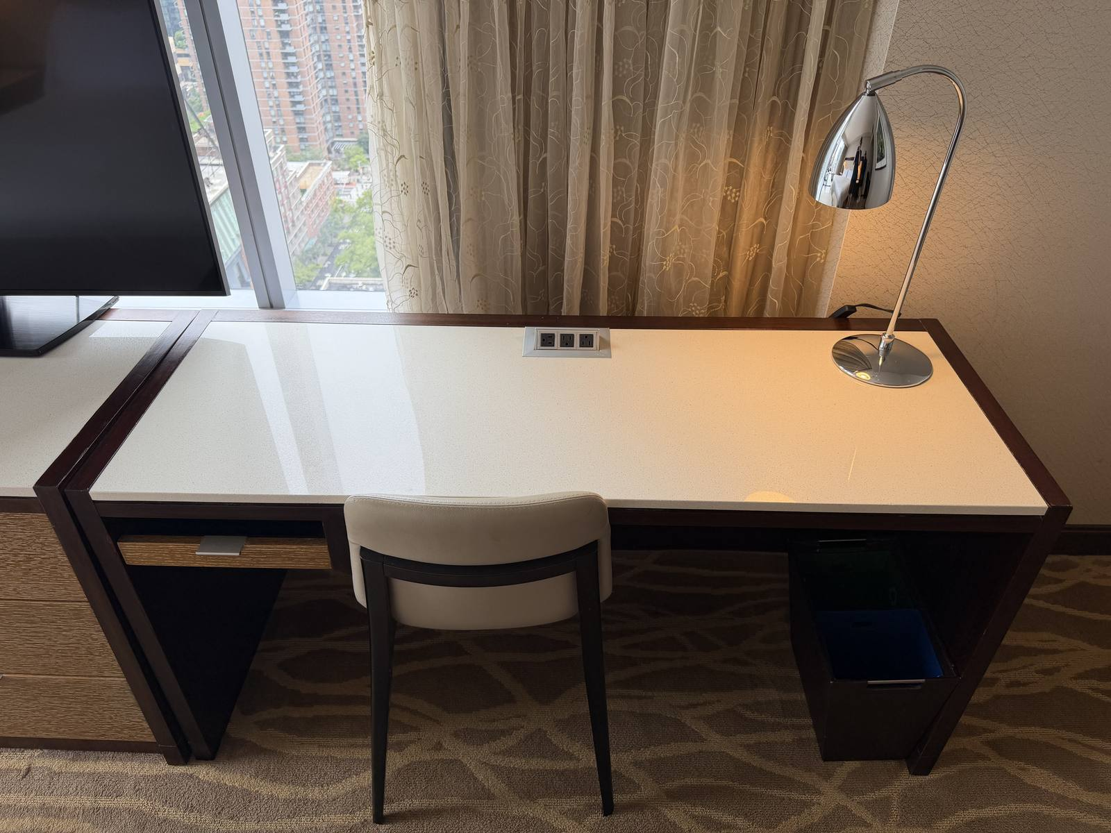 intercontinental-new-york-times-square-king-premium-corner-desk-workspace