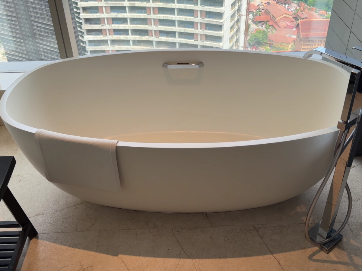 Banyan Tree Kuala Lumpur room 5605 bathtub