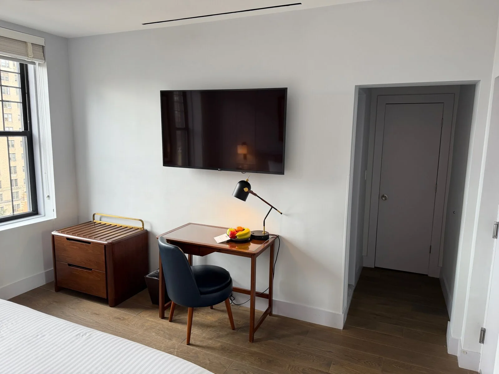 hotel-belleclaire-new-york-deluxe-one-king-bedroom-tv-desk-door-view