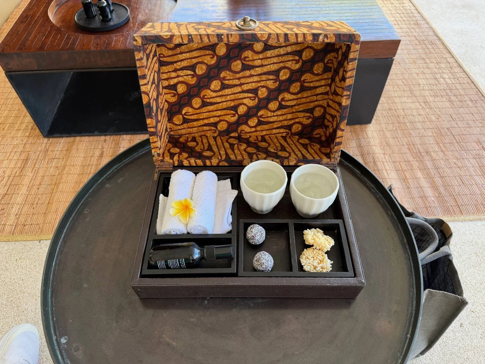 alila-villas-uluwatu-balinese-welcome-amenity-box