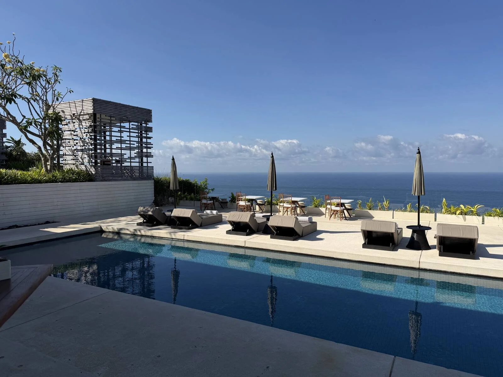 alila-villas-uluwatu-infinity-pool-sunloungers-ocean-view-morning