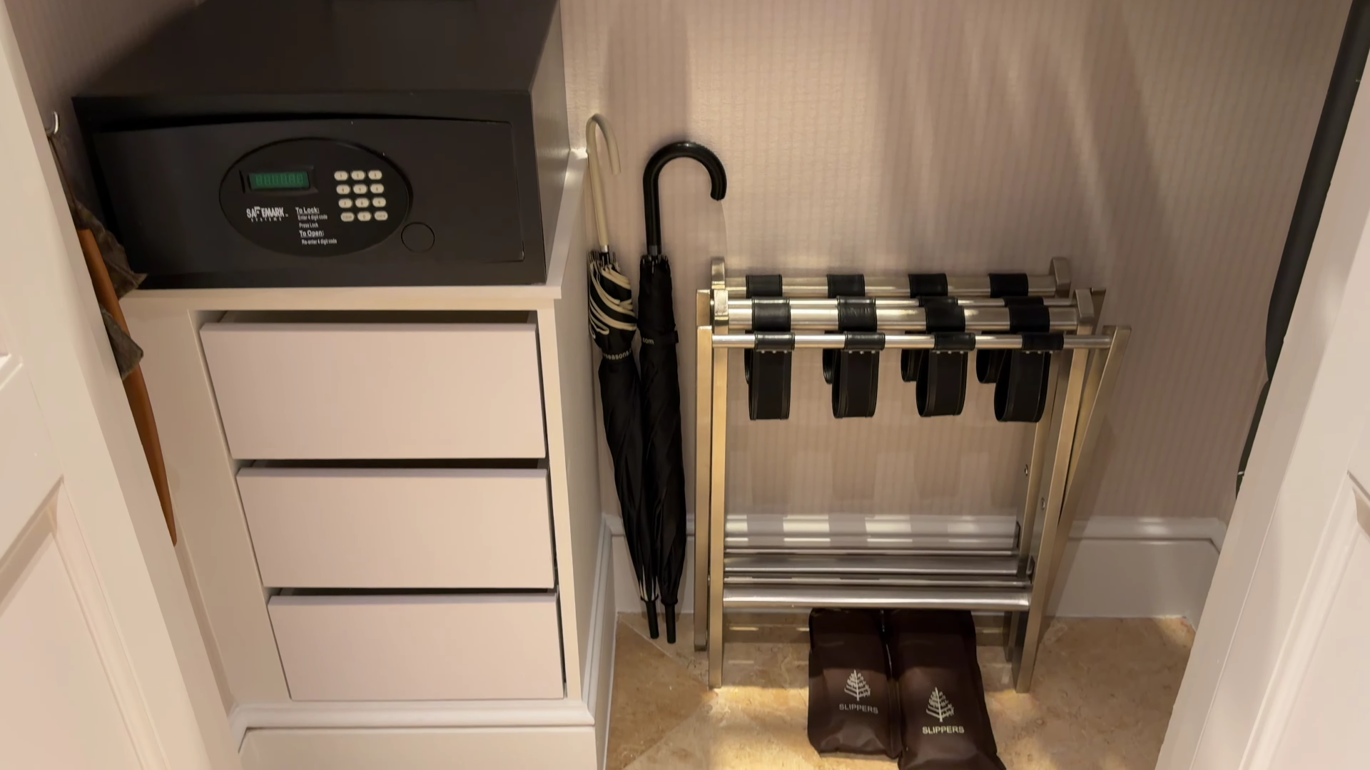 Four Season Singapore closet