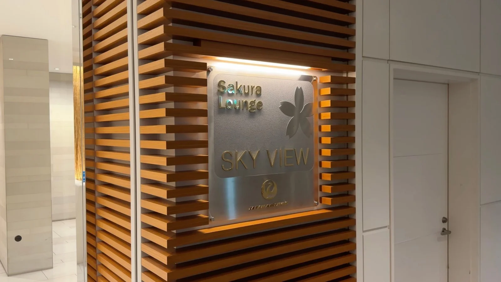 japan-airlines-sakura-lounge-sky-view-entrance-signage