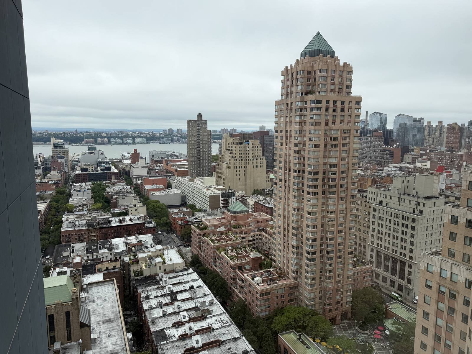 civilian-hotel-new-york-spacious-double-double-beds-room-skyline-window-view