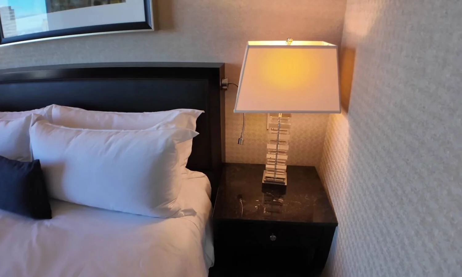mandarin-oriental-new-york-premier-central-park-view-room-bedside-lamp