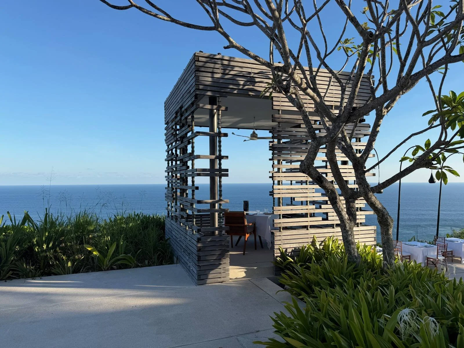 alila-villas-uluwatu-cliff-dining-pavilion-ocean-view