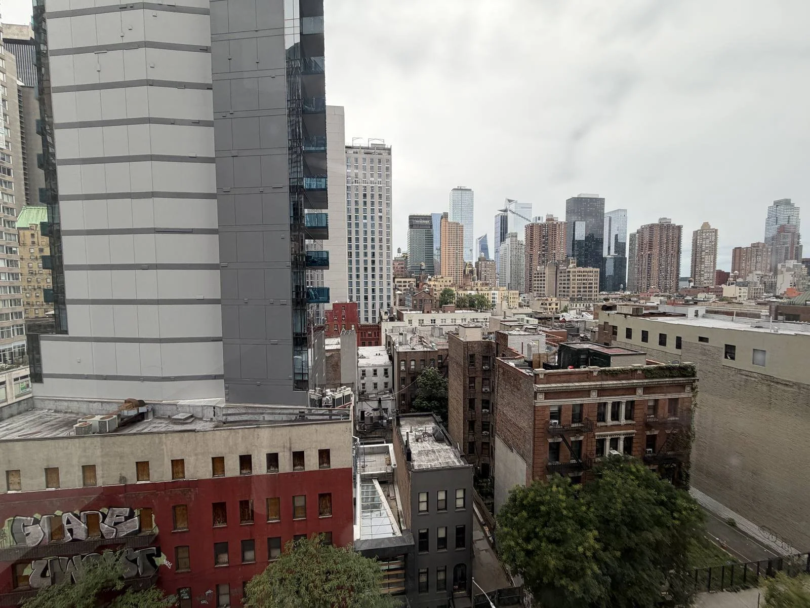 civilian-hotel-new-york-spacious-king-room-skyline-window-view