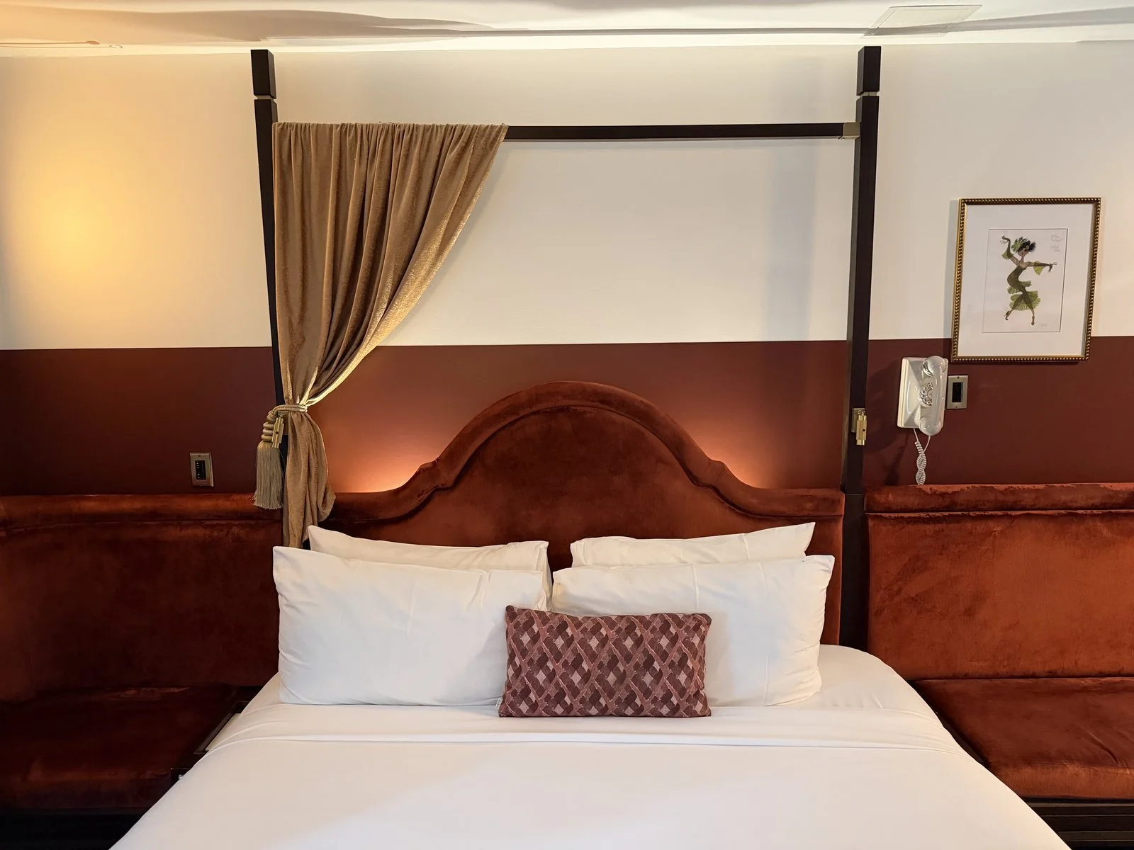 civilian-hotel-new-york-spacious-king-room-headboard-pillows-detail-b