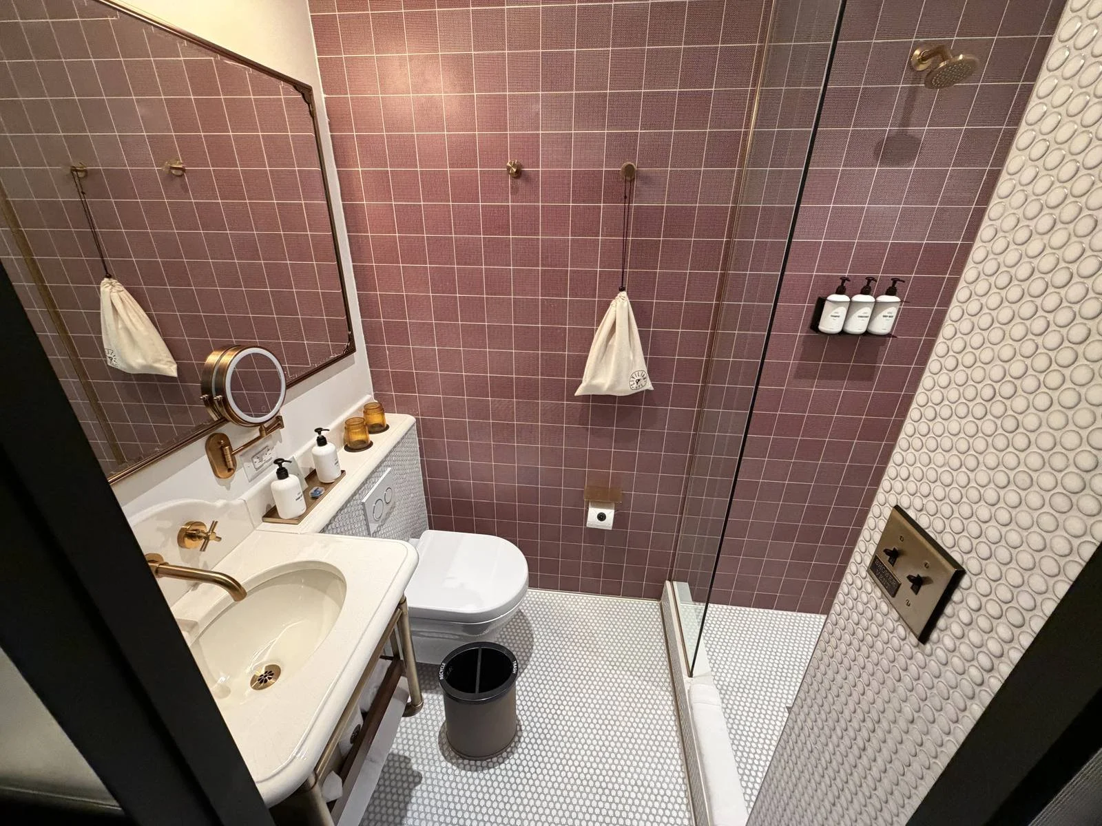 civilian-hotel-new-york-cozy-queen-room-bathroom-overview-a