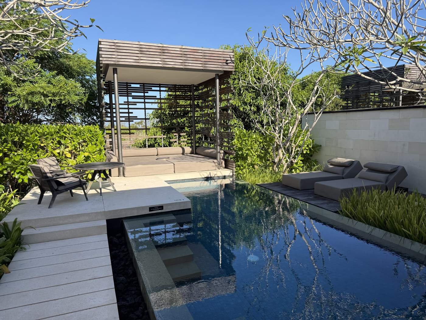 alila-villas-uluwatu-villa-private-pool-cabana-garden