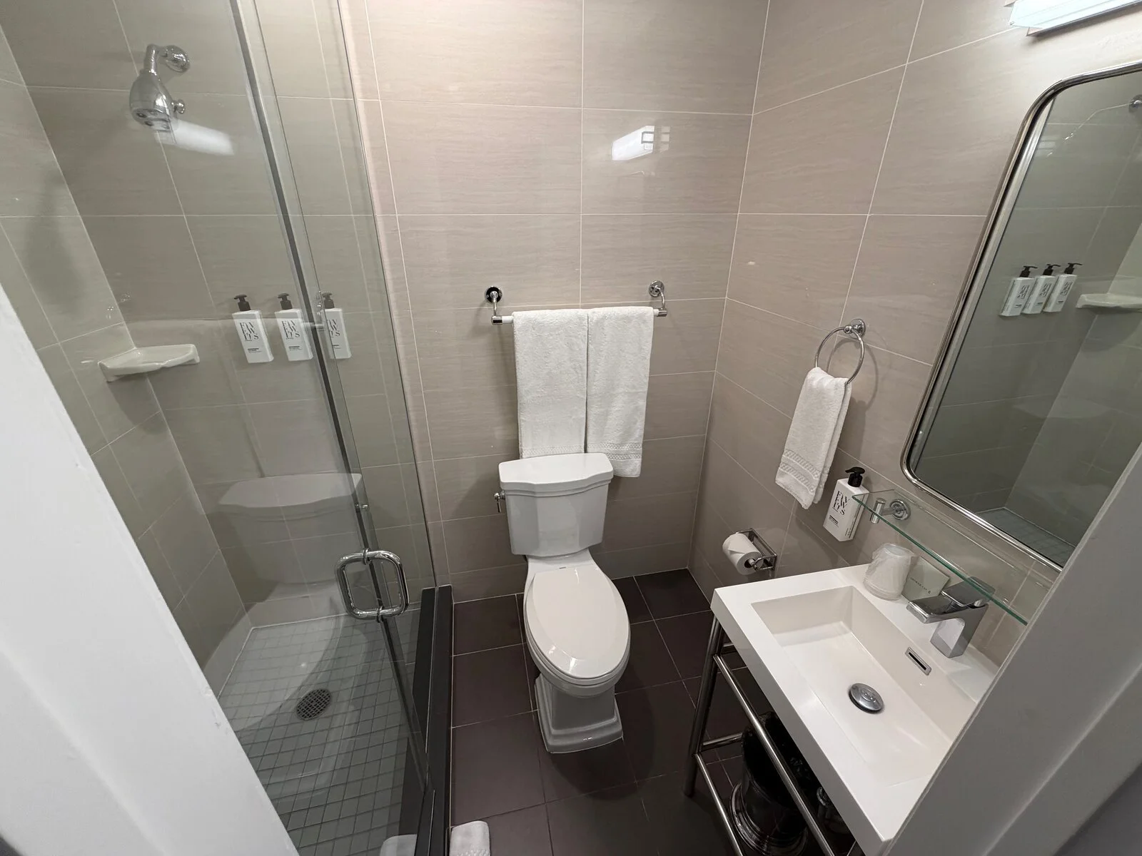 hotel-belleclaire-new-york-standard-room-bathroom-shower-vanity-view