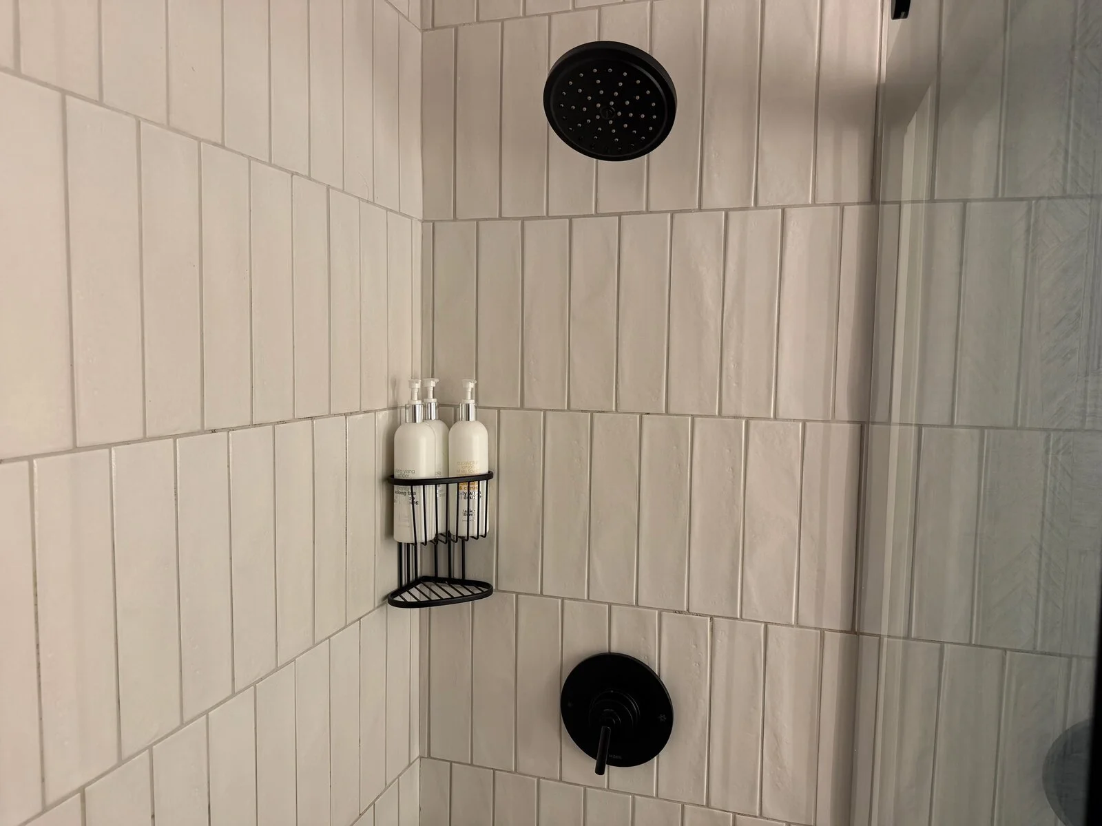 kimpton-theta-new-york-corner-king-room-shower-head-amenities