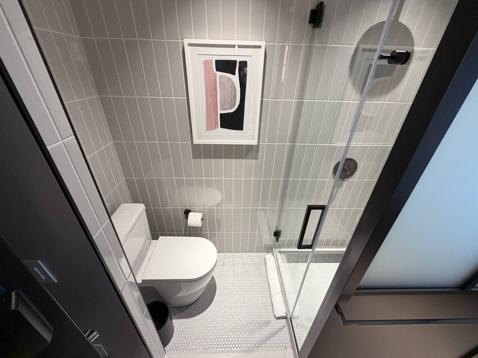 kimpton-era-midtown-new-york-queen-room-bathroom-toilet