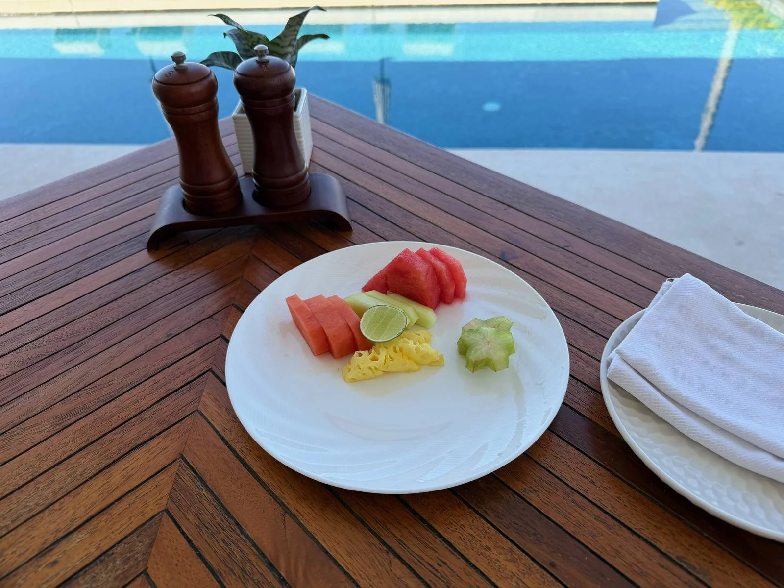 alila-villas-uluwatu-breakfast-tropical-fruit-plate-poolsidea