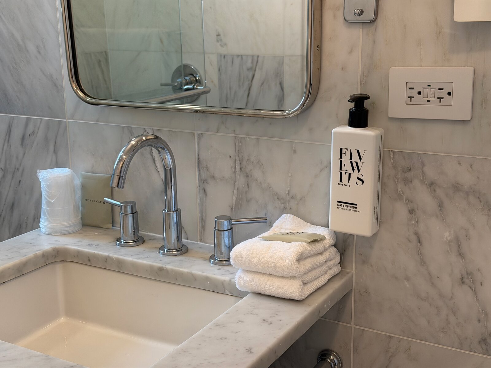 hotel-belleclaire-new-york-deluxe-one-king-bedroom-bathroom-sink-vanity-detail