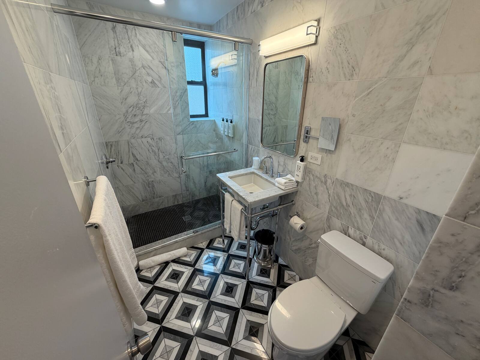 hotel-belleclaire-new-york-deluxe-one-king-bedroom-bathroom-tub-shower-toilet-view