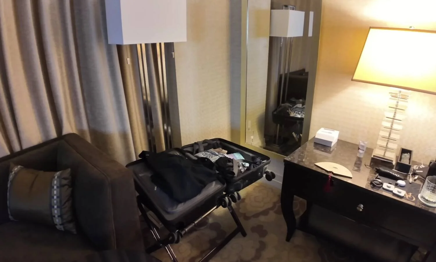 mandarin-oriental-new-york-premier-central-park-view-room-luggage-area