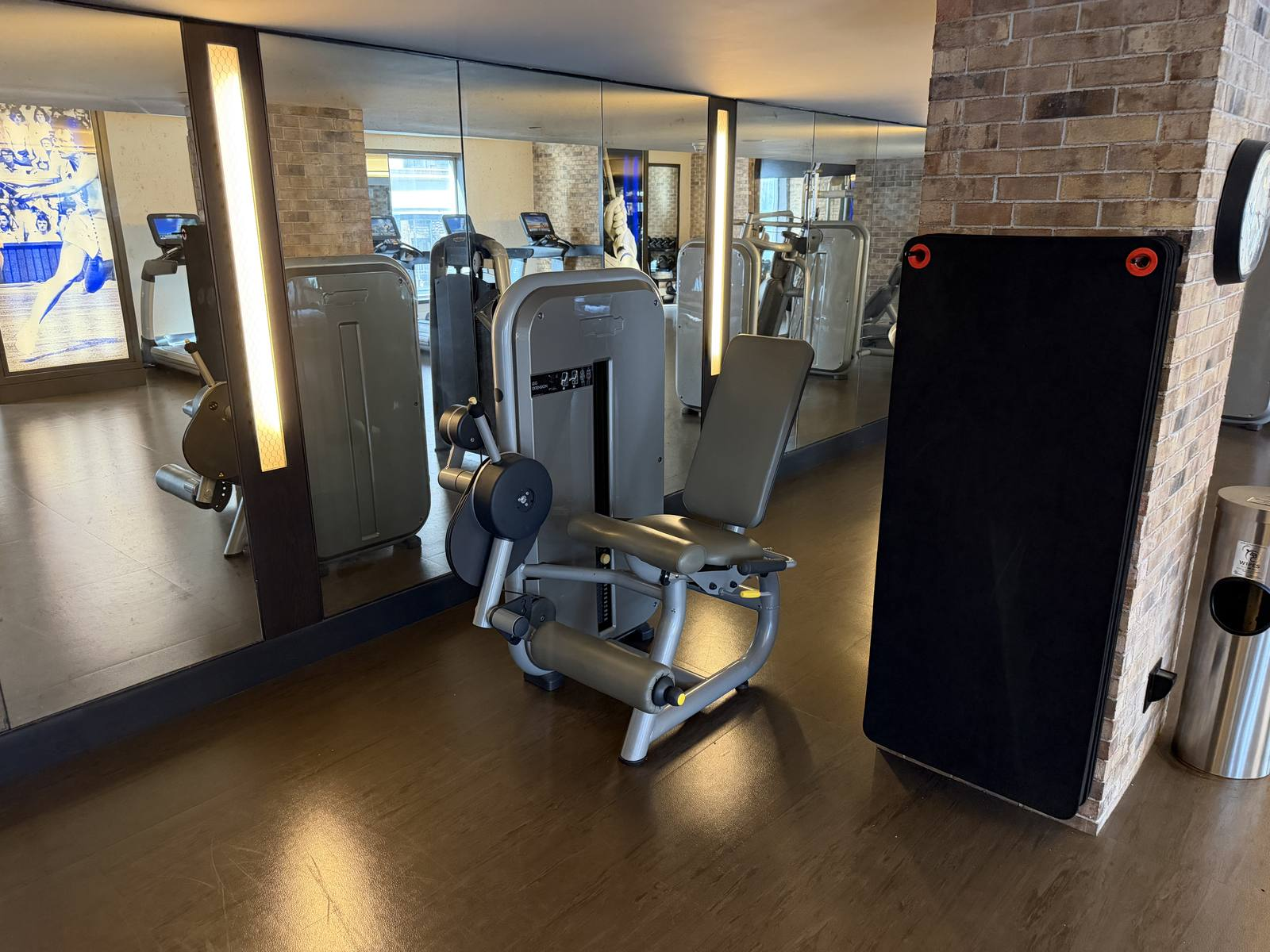 intercontinental-new-york-times-square-fitness-center-leg-extension-machine