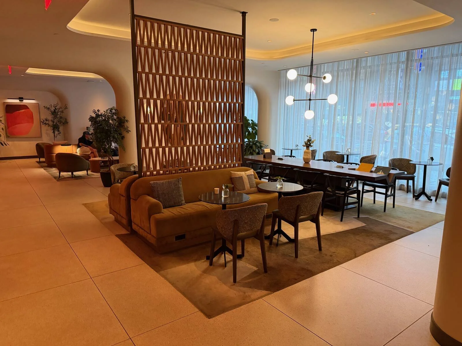 kimpton-theta-new-york-lobby-lounge-communal-table