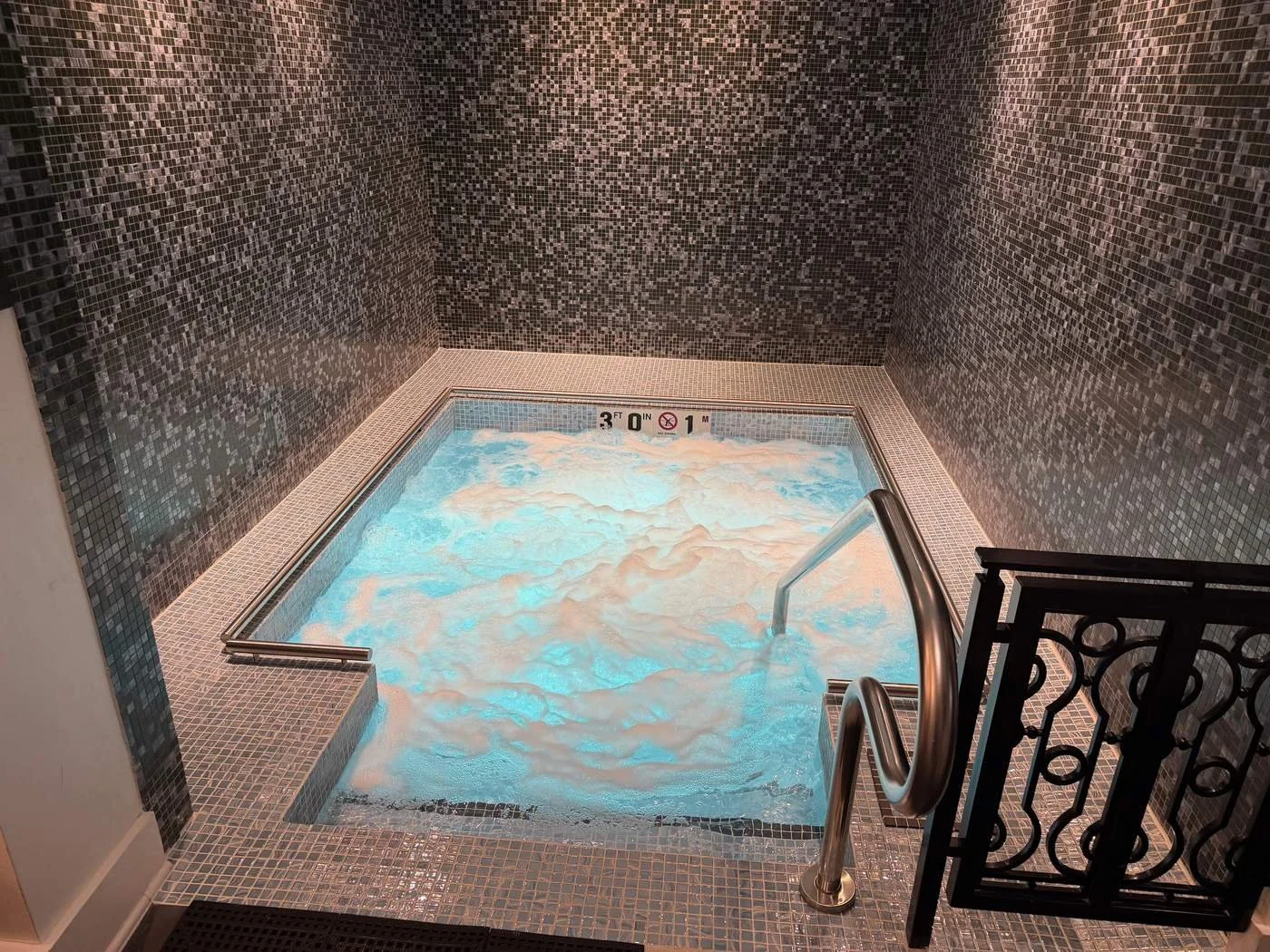 waldorf-astoria-chicago-spa-whirlpool-tub-bubbles.jpg