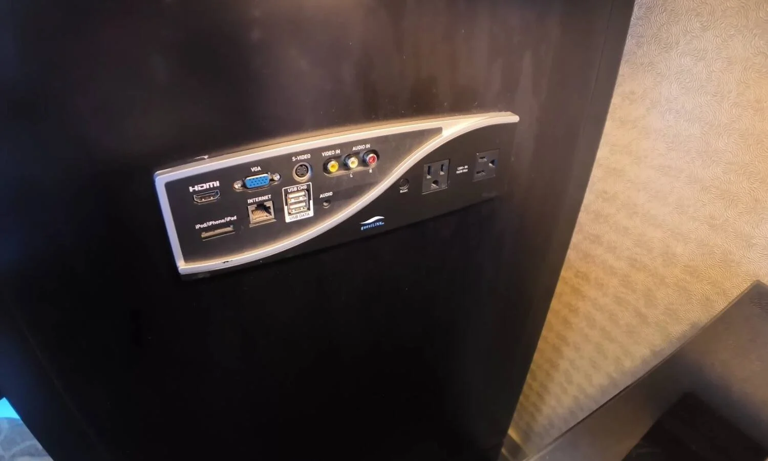 mandarin-oriental-new-york-premier-central-park-view-room-connectivity-panel