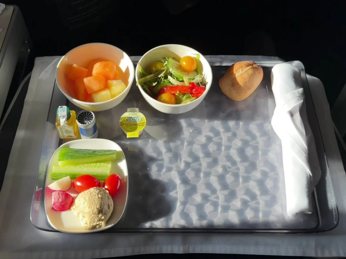 delta-one-a350-900-appetizer-tray-fruit-salad-crudites