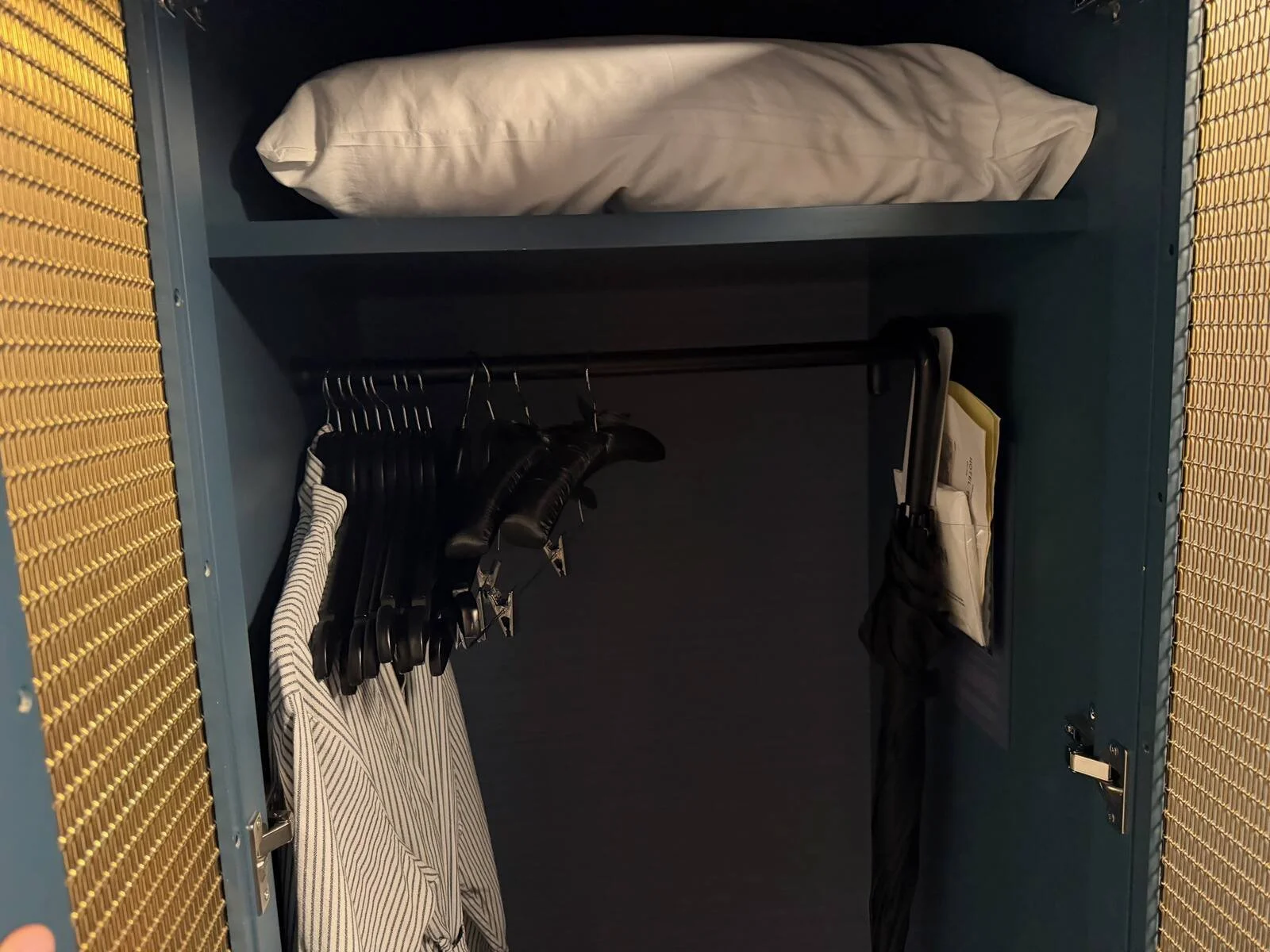 kimpton-theta-new-york-corner-king-room-closet-interior
