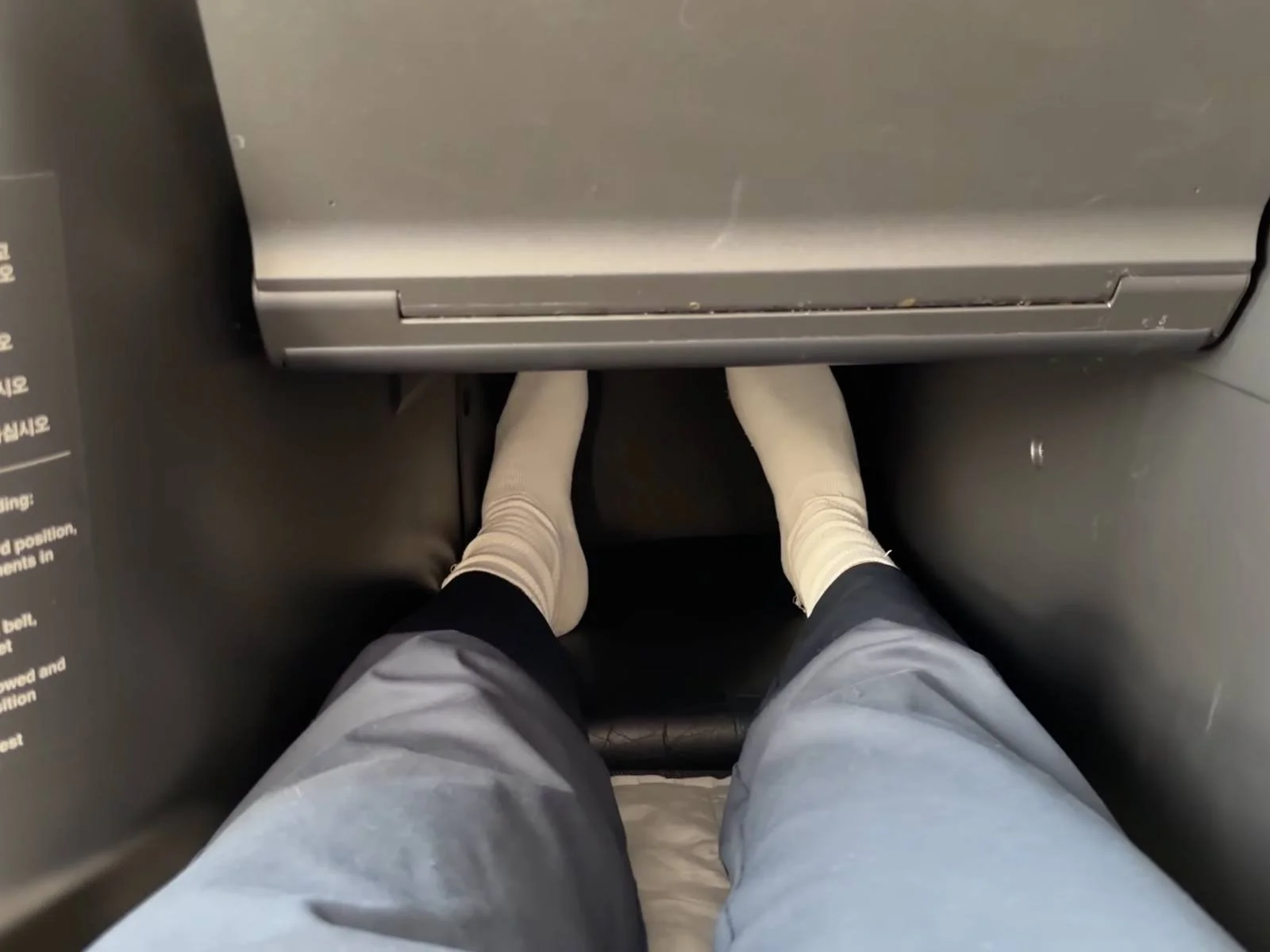 korean-air-business-class-footwell-socks-closeup.jpg