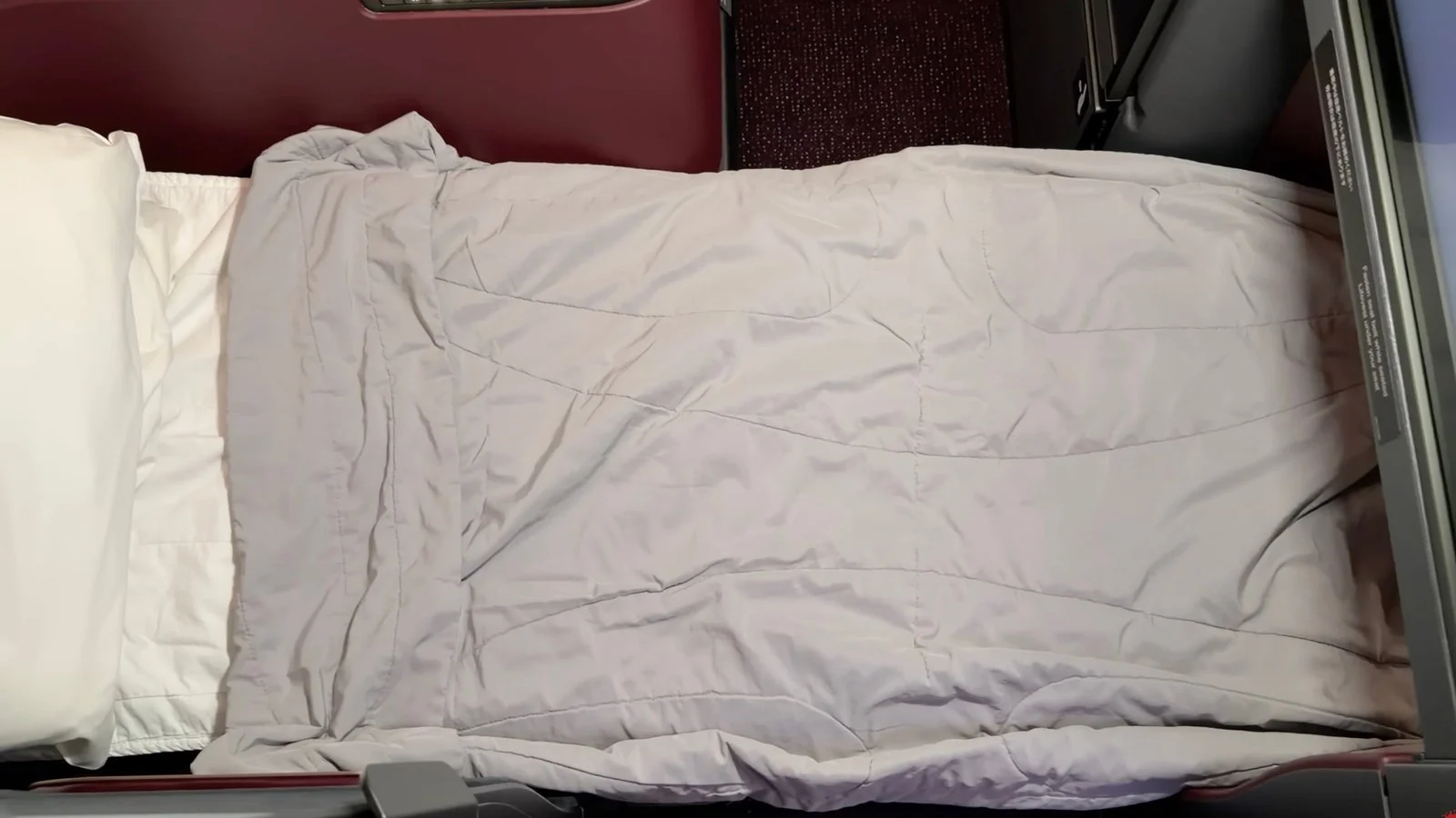 japan-airlines-a350-1000-business-class-seat-bed-made-up