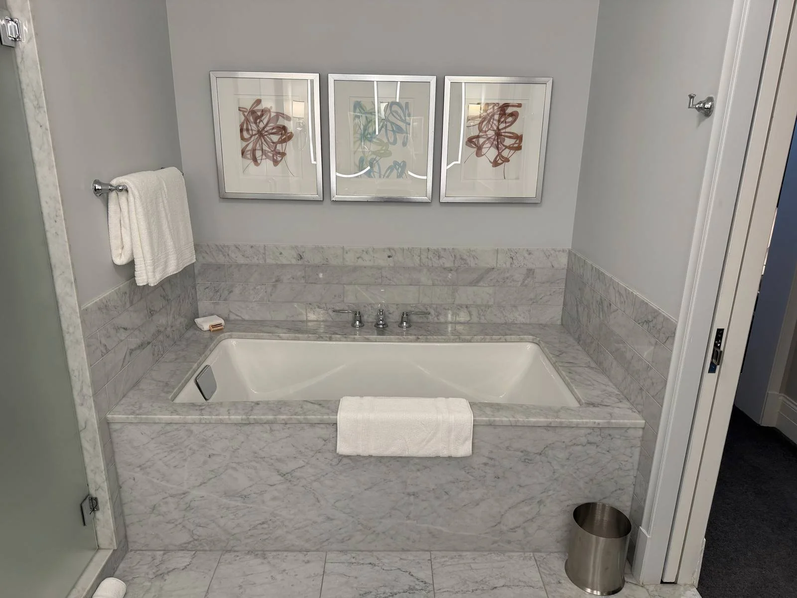 waldorf-astoria-chicago-junior-suite-soaking-tub-wall-art.jpg