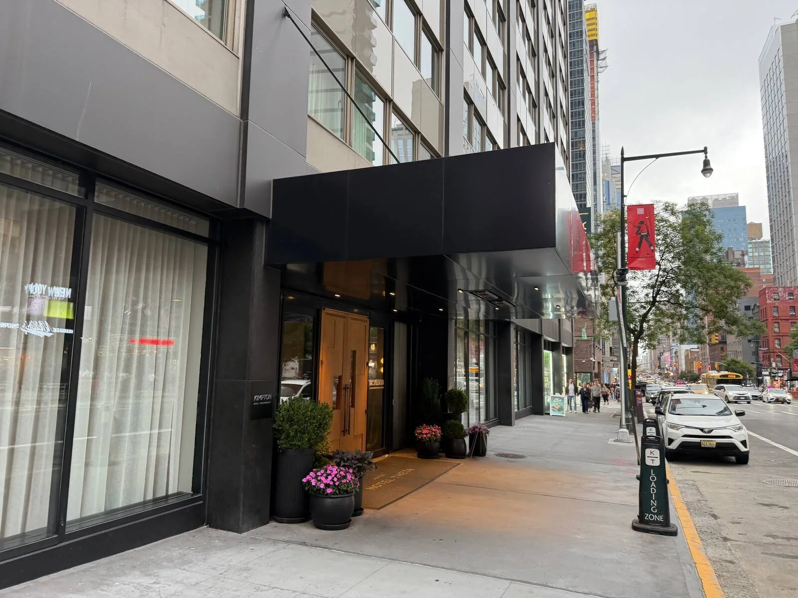 kimpton-theta-new-york-hotel-entrance-sidewalk