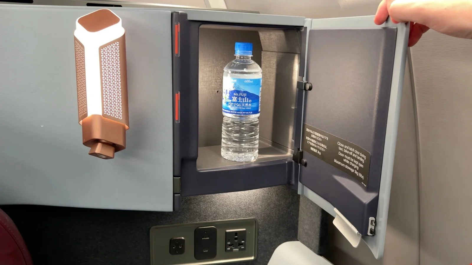 japan-airlines-a350-1000-business-class-seat-water-bottle-storage