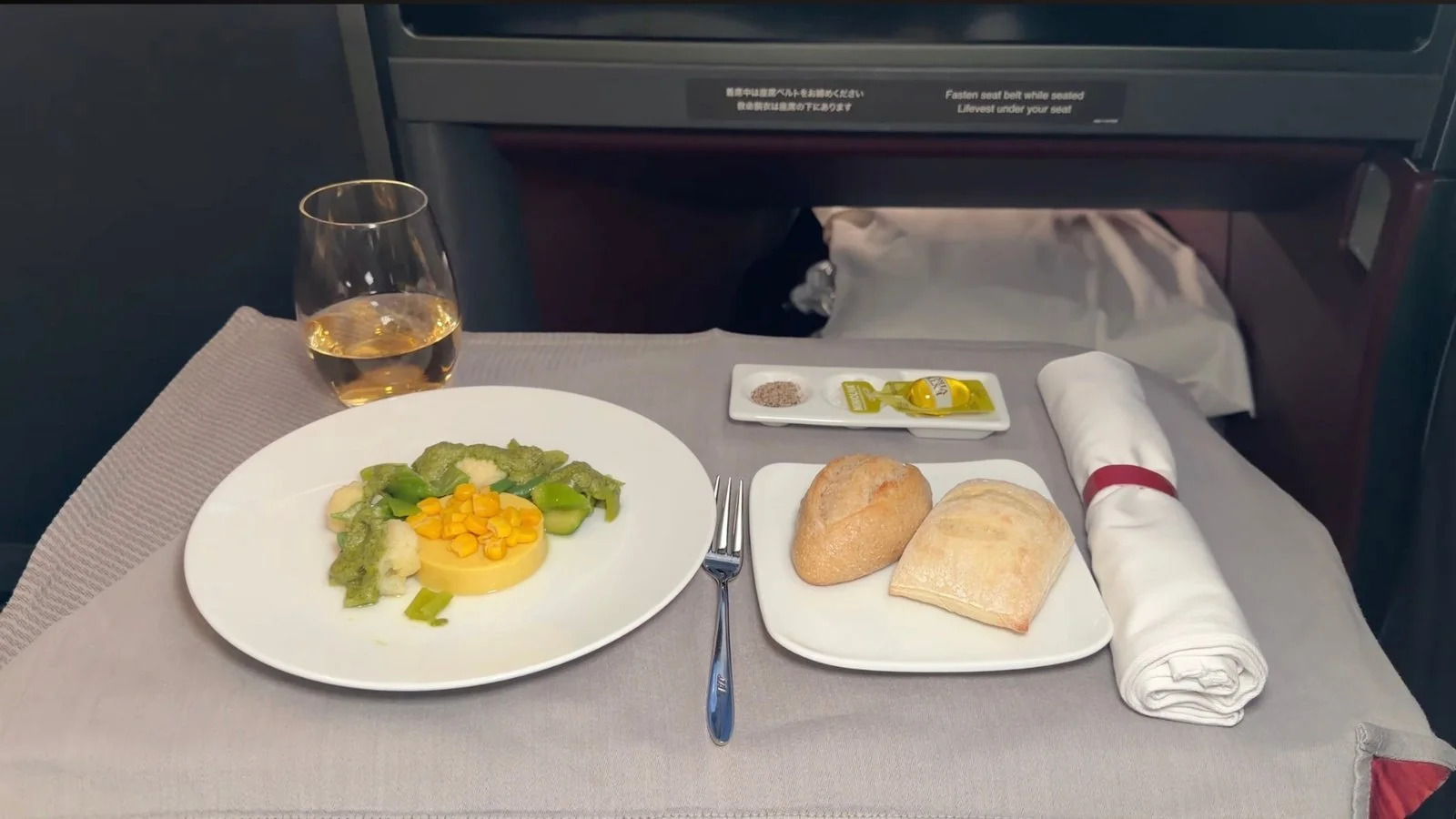japan-airlines-a350-1000-business-class-sweetcorn-salad-bread-basket