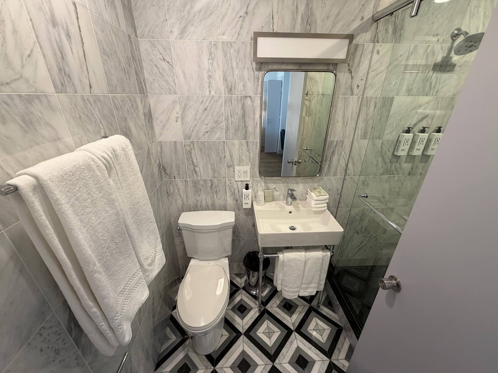 hotel-belleclaire-new-york-deluxe-two-queen-bedroom-bathroom-toilet-sink-view