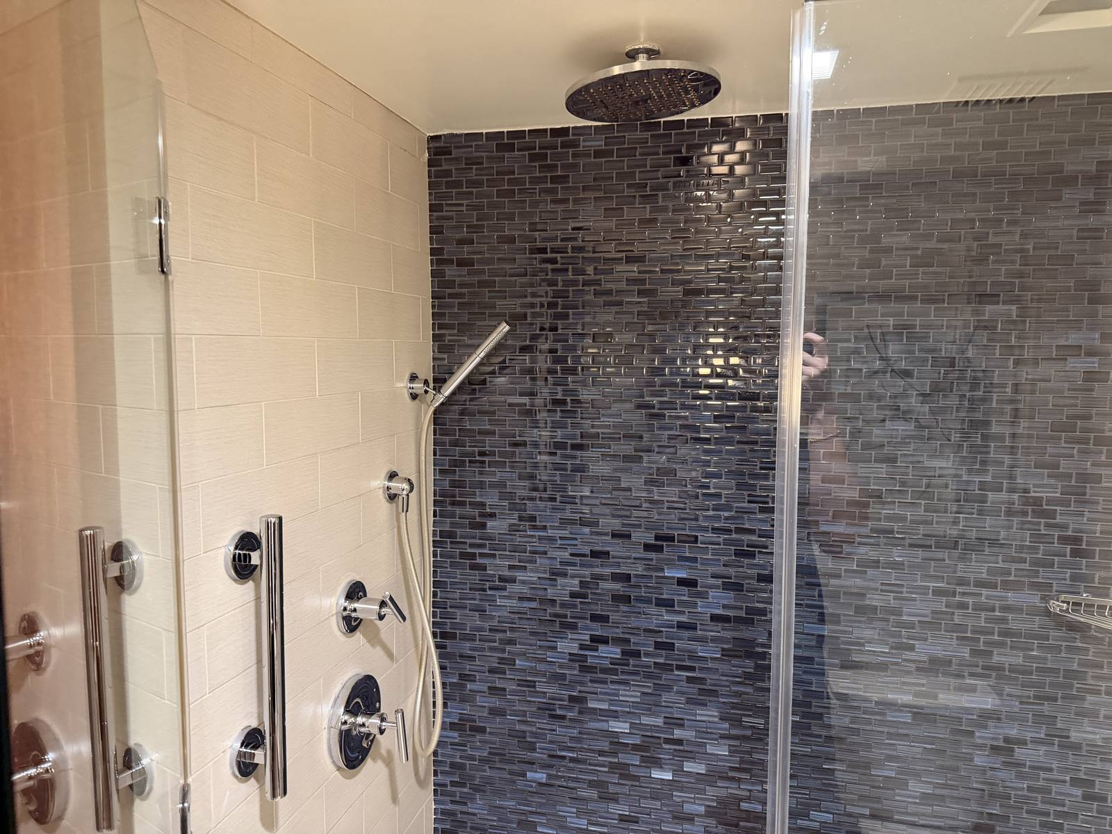 intercontinental-new-york-times-square-king-premium-corner-rain-shower-head-detail