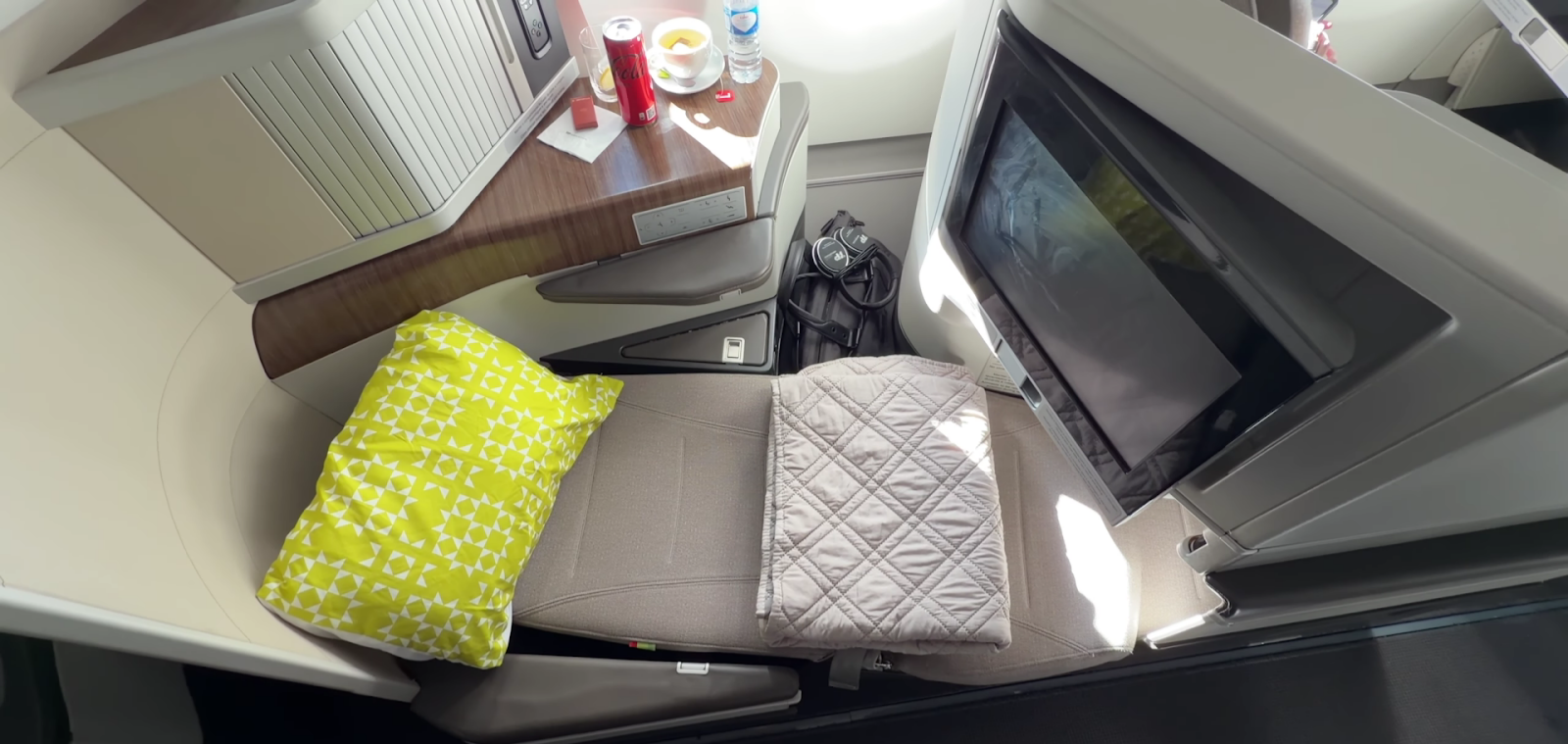 TAP Portugal a300-900 business class bed