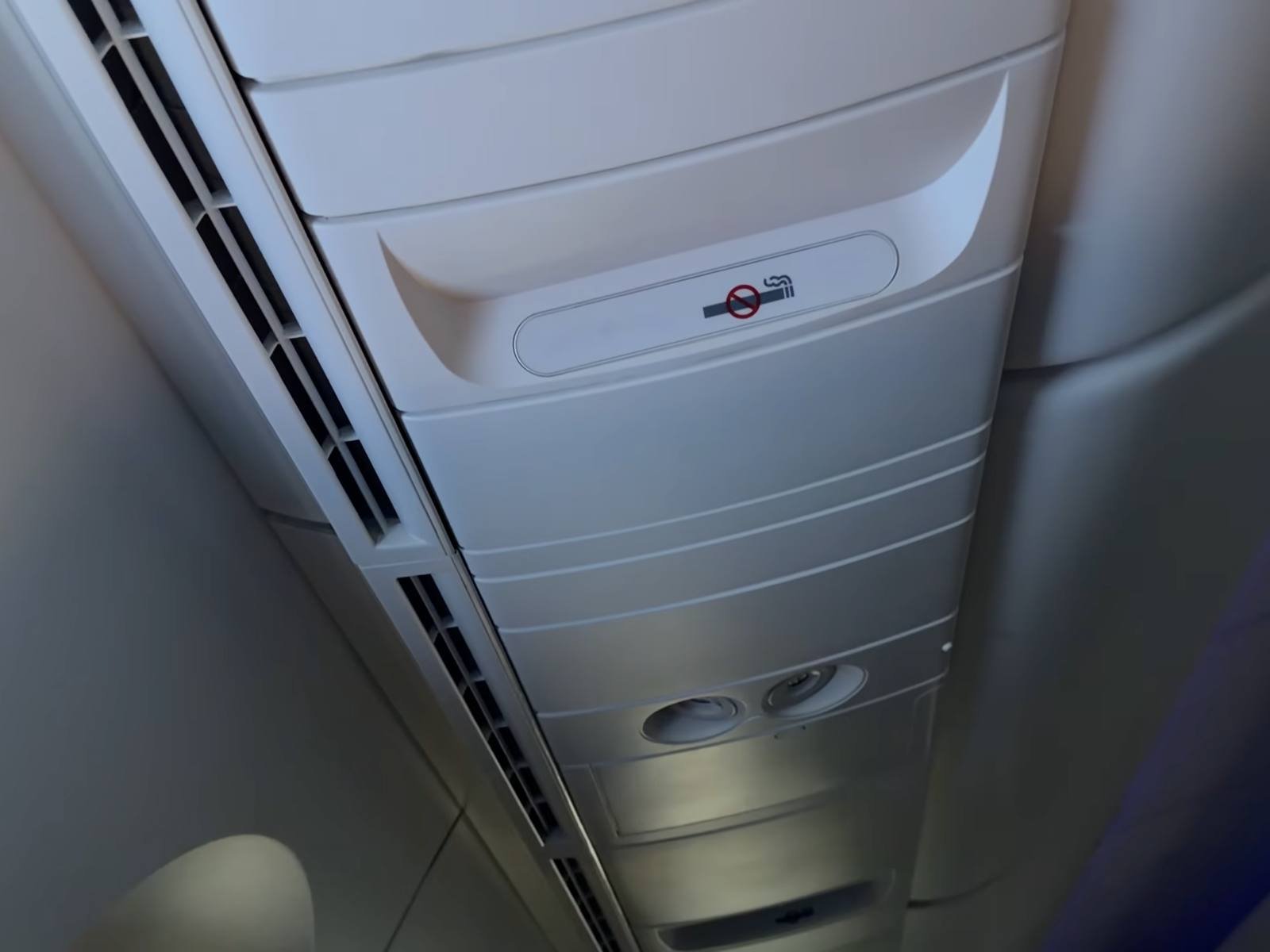 korean-air-business-class-overhead-vent-no-smoking-sign.jpg