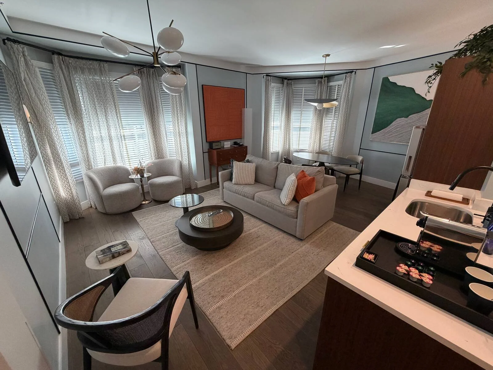 hotel-belleclaire-new-york-presidential-suite-living-room-overview-ehotel-belleclaire-new-york-presidential-suite-living-room-overview-e