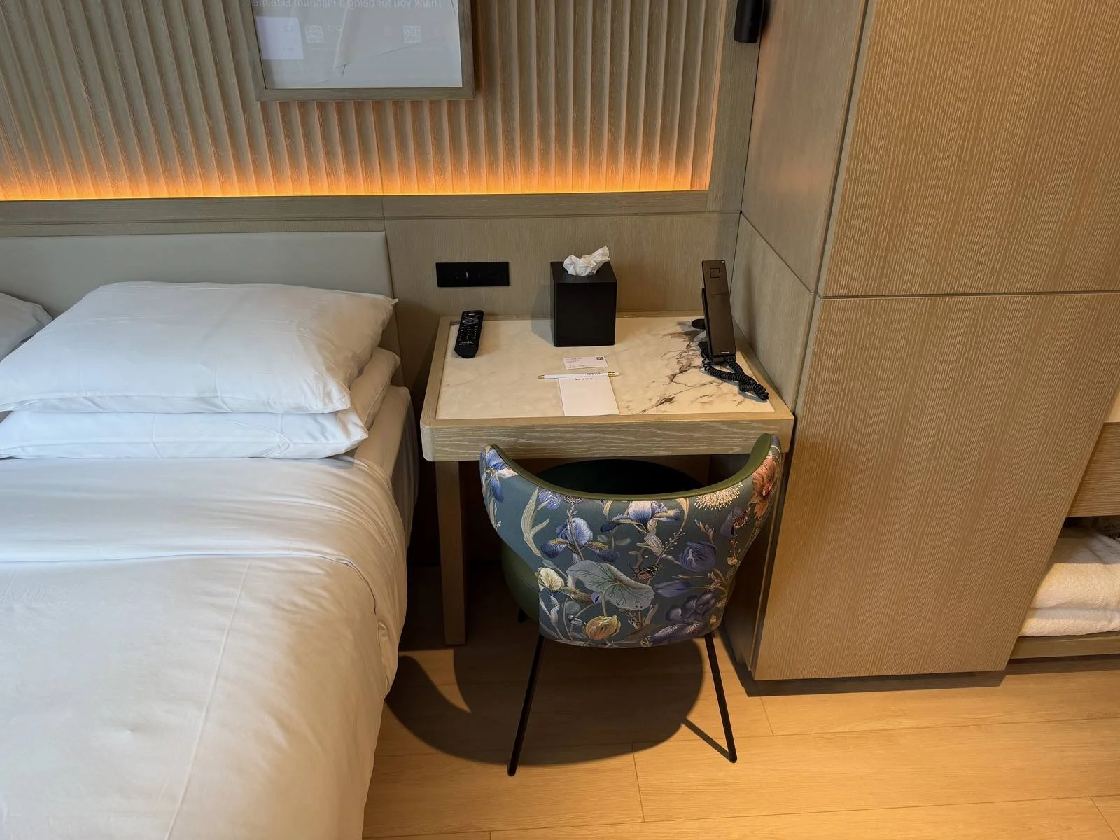 kimpton-era-midtown-new-york-queen-room-mini desk
