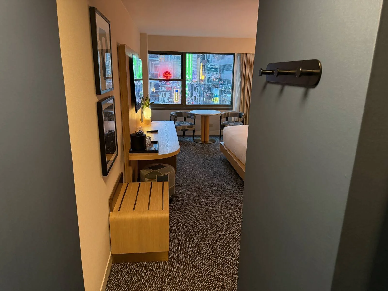 kimpton-theta-new-york-corner-king-room-entryway-desk