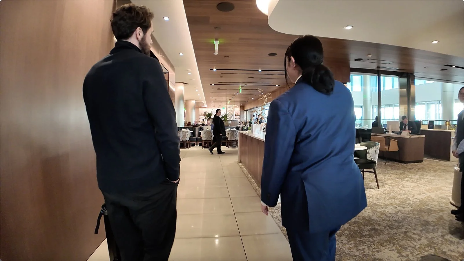 delta-one-lounge-sea-reception-corridor.jpg