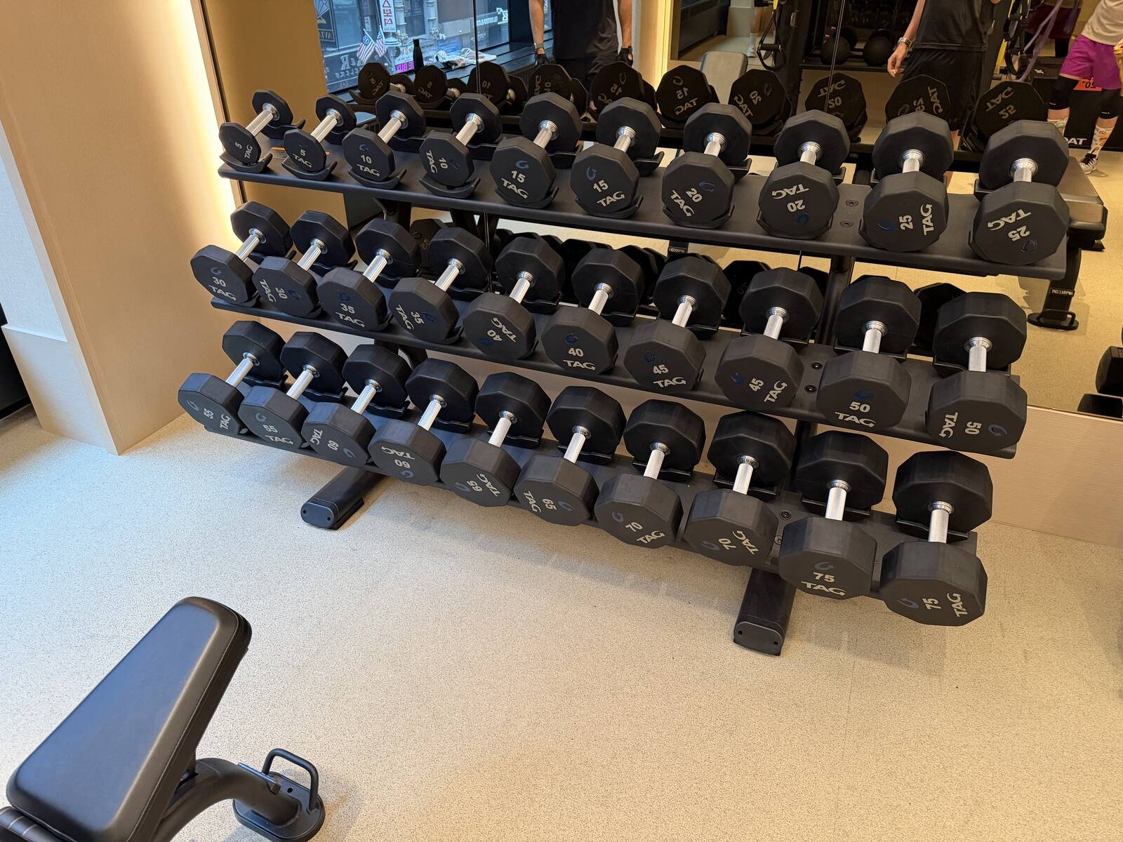 kimpton-era-midtown-new-york-fitness-center-dumbbell-rack