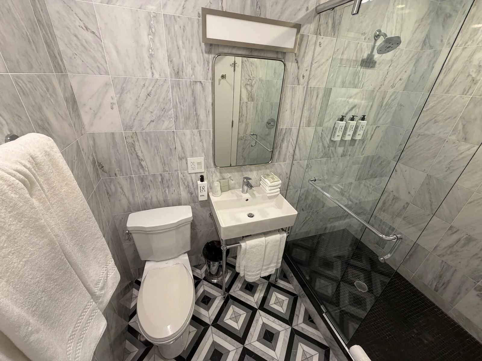 hotel-belleclaire-new-york-deluxe-two-queen-bedroom-bathroom-shower-toilet-view