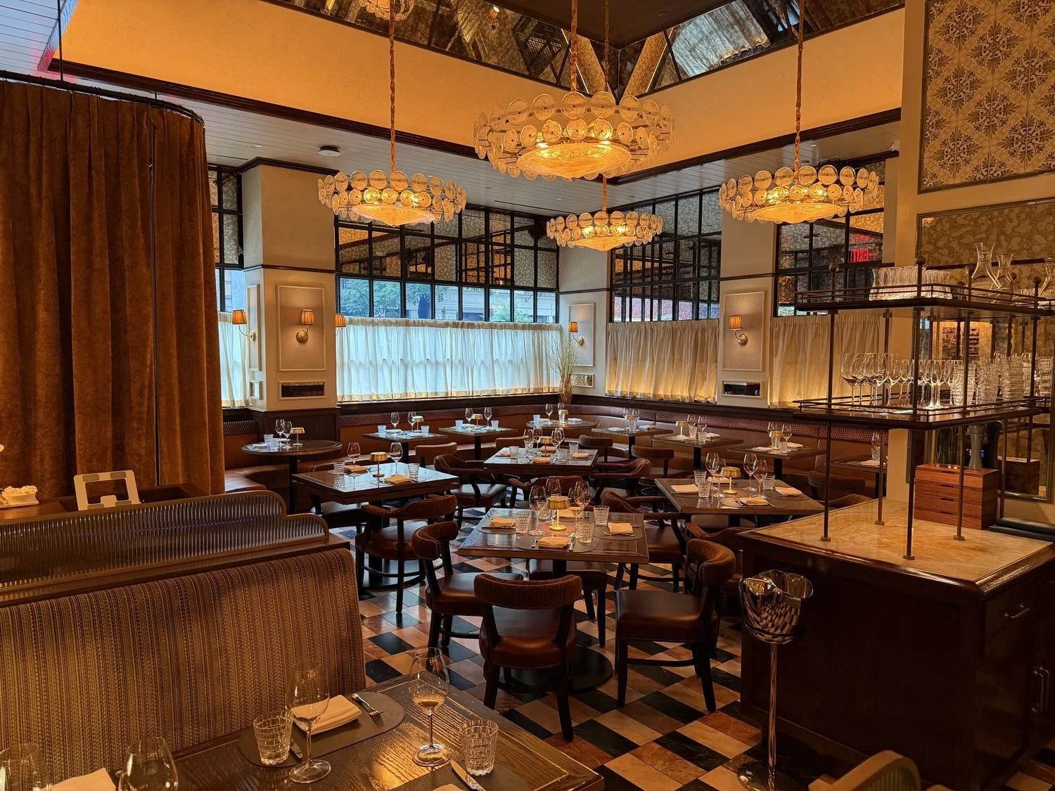 civilian-hotel-new-york-carversteak-dining-room-chandelier