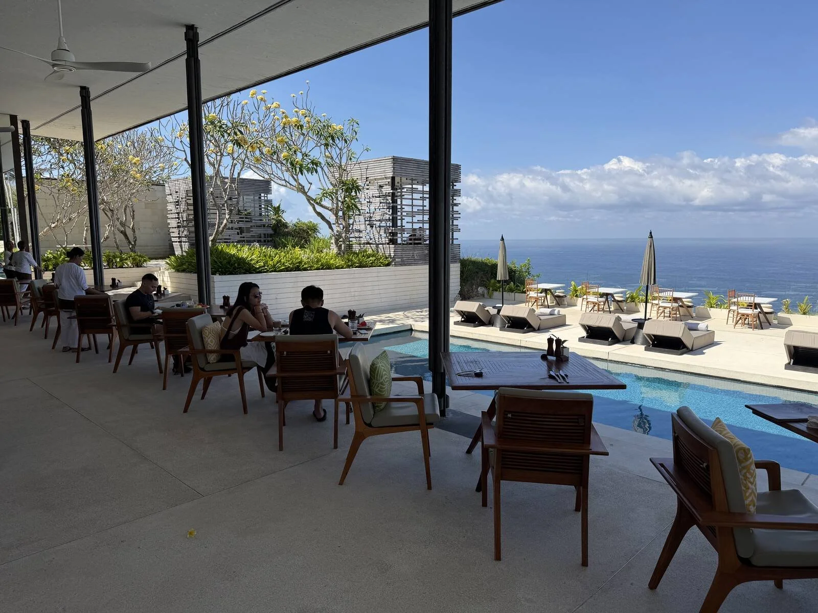 alila-villas-uluwatu-breakfast-restaurant-pool-terrace-ocean-view.