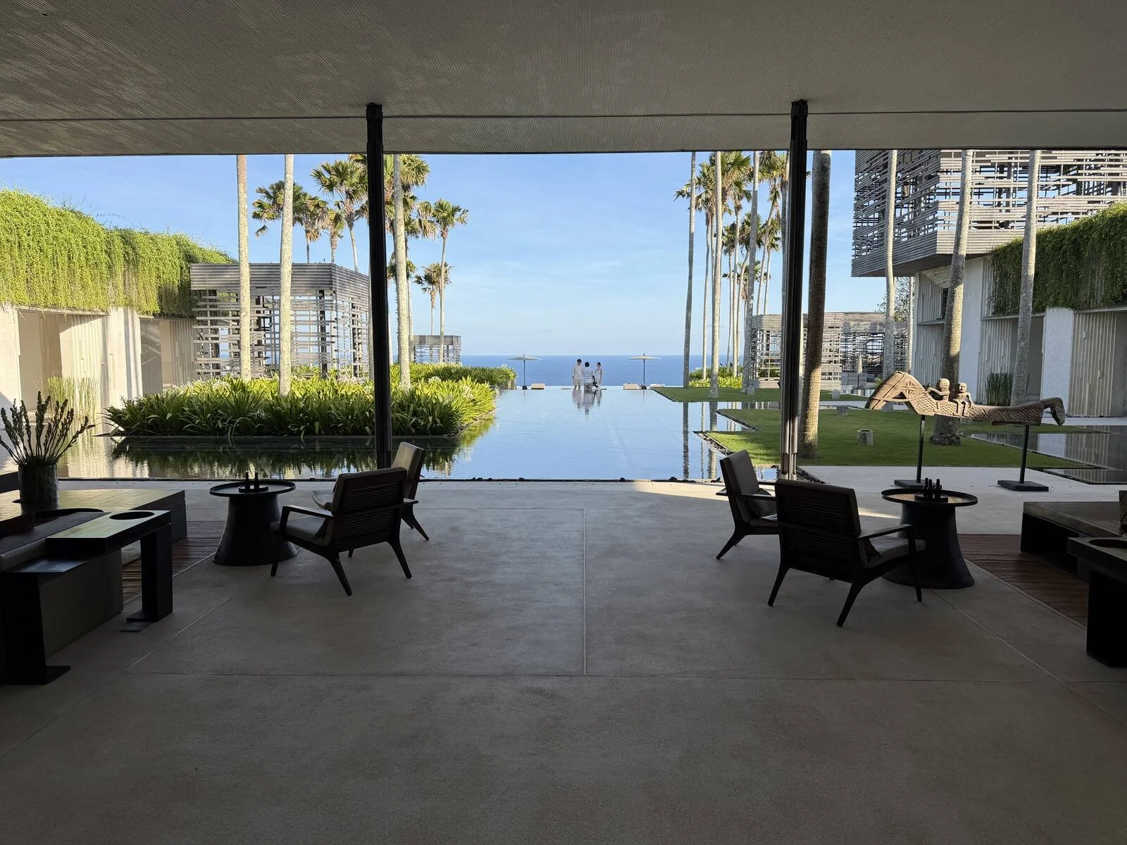 alila-villas-uluwatu-resort-lobby-open-air-infinity-pool-ocean-framed