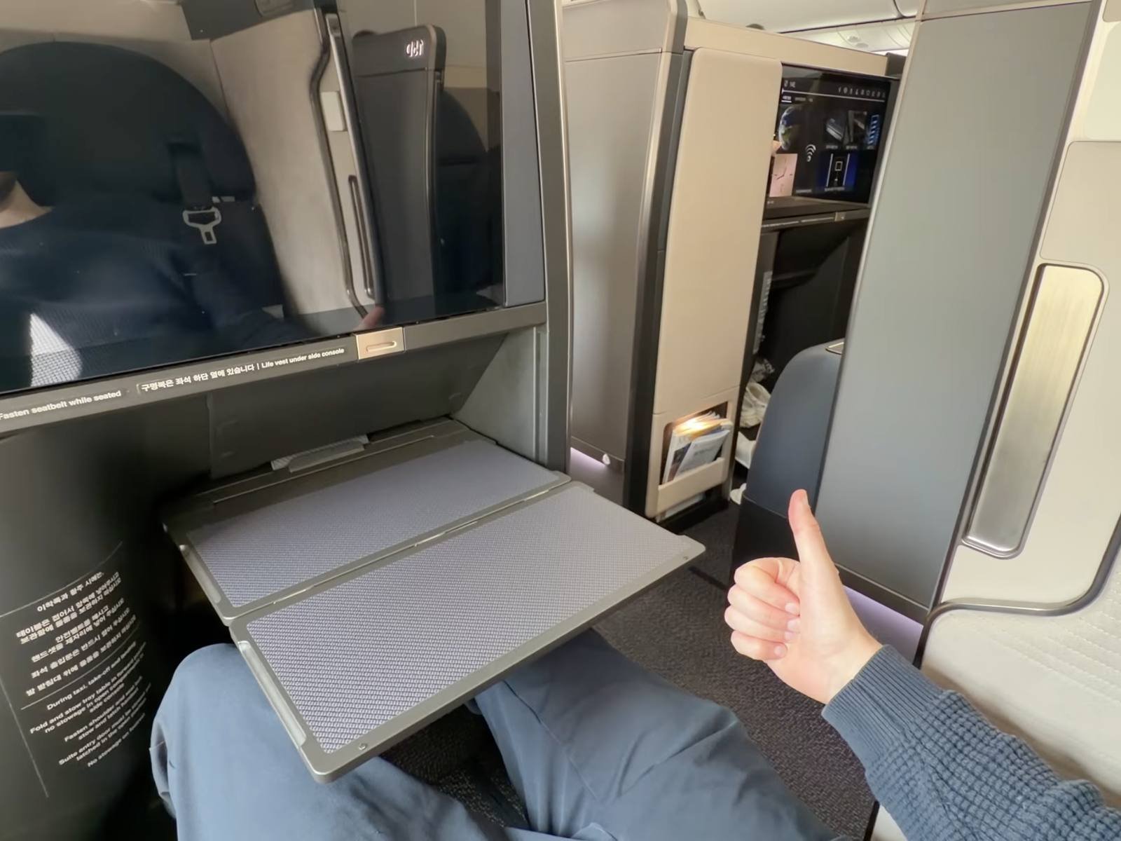 korean-air-business-class-private-suite-door-thumbs-up.jpg