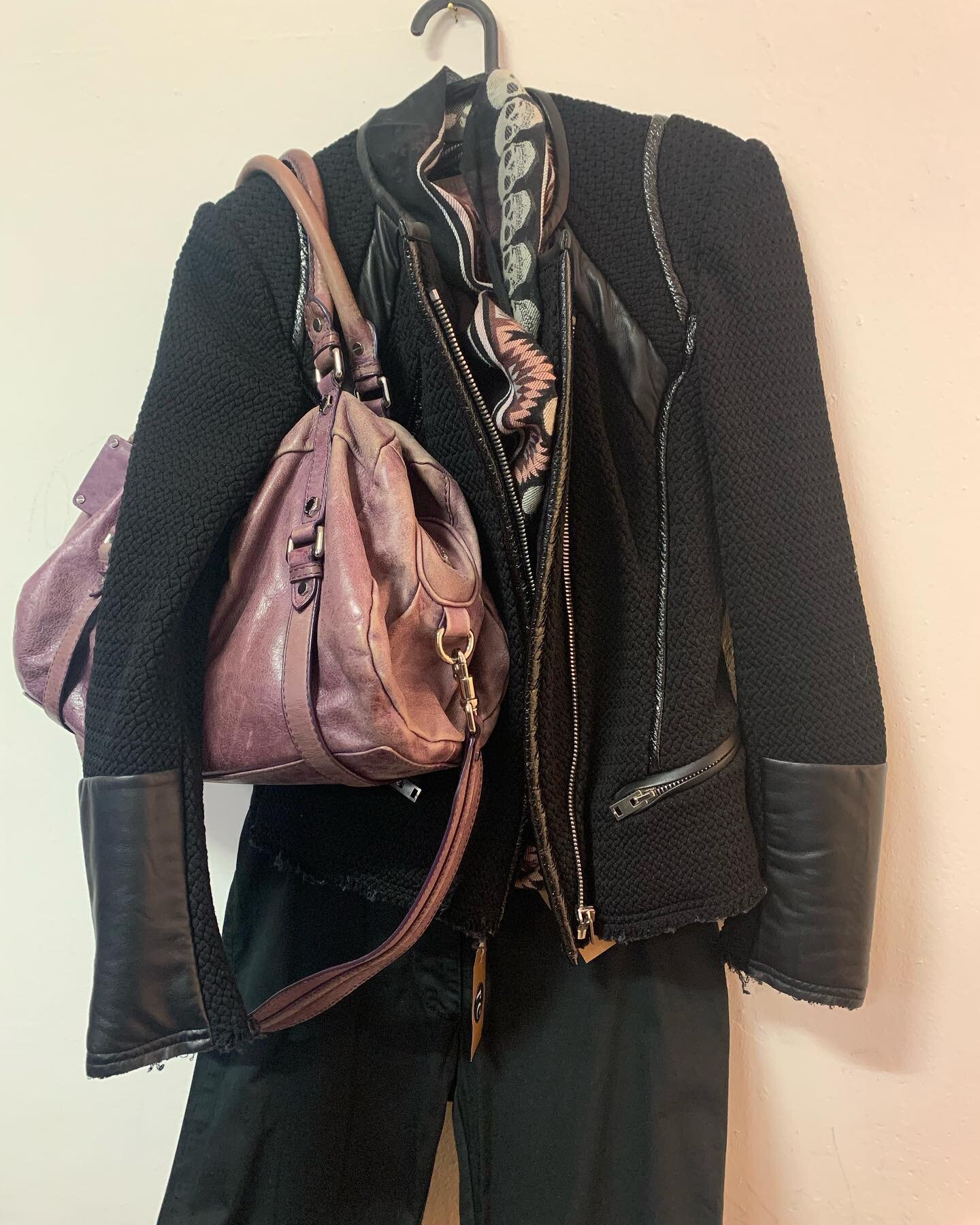 Punk attitude 💀💀💀

Veste Iro noire / CHF 149.-
Foulard noir skulls / CHF 39.- 
Pull Zadig &amp; Voltaire rose, beige / L / CHF 49.-
Sac Marc Javobs mauve d&eacute;lav&eacute; / CHF 169.-
Pantalons noirs Vivienne Westwood / 38 / CHF 79.-
Bottes Ken